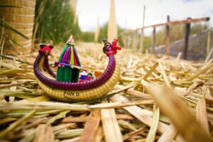 Artesanía elaborada con totora en el Lago Titicaca, Puno, Perú. Piezas tradicionales creadas por las comunidades locales, mostrando la riqueza cultural y artística de la región