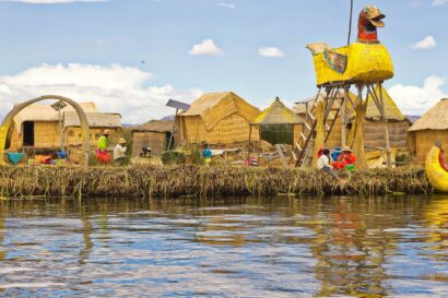 Isla flotante de los Uros en el Lago Titicaca, Puno, Perú. Estructuras de totora amarilla y paisajes culturales únicos